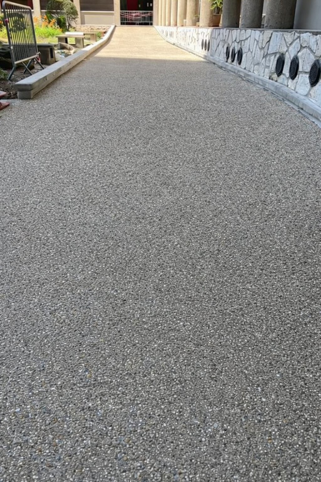 Terrasse en béton décoratif désactivé réalisée en Île-de-France