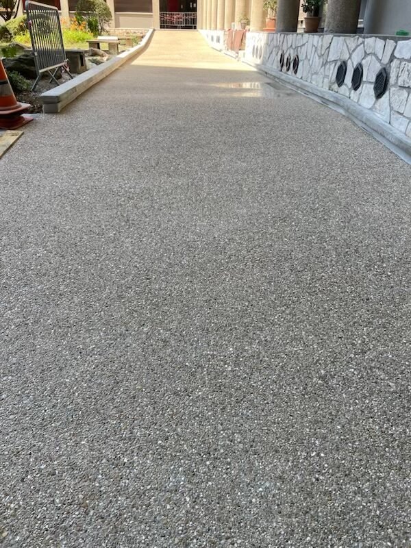 Béton désactivé aux gravillons apparents pour allée en Île-de-France