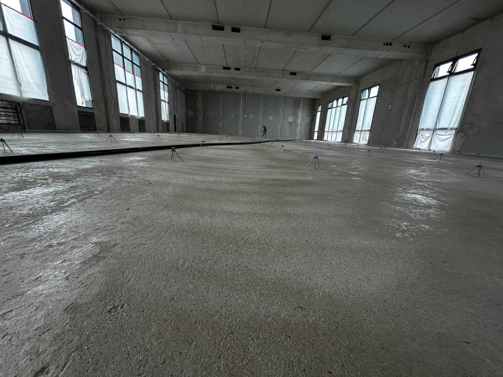 Coulage de dalle béton à la pompe sur chantier industriel