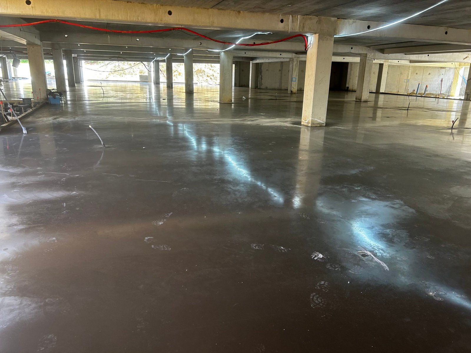 Sol industriel quartzé fini dans une usine