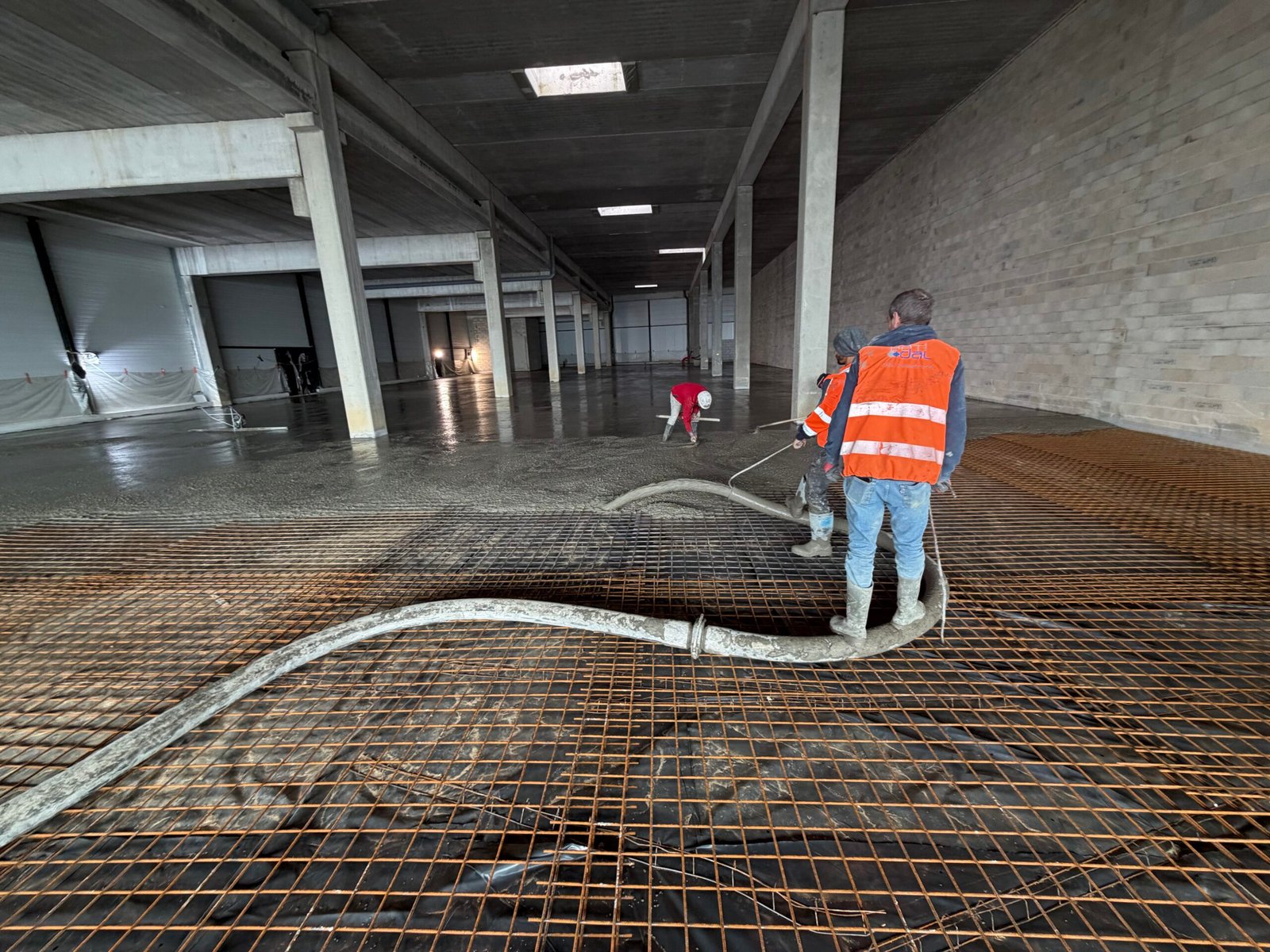 Dallage industriel béton quartzé dans un entrepôt logistique en Île-de-France